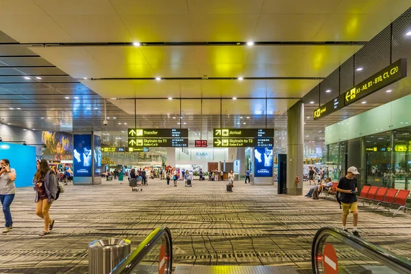 Singapur Changi Havalimanı'na gidiş salonu ziyaret edenler dolaşmak