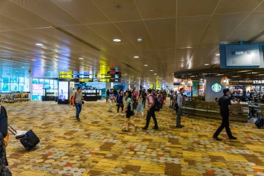 Singapur Changi Havalimanı'na gidiş salonu ziyaret edenler dolaşmak