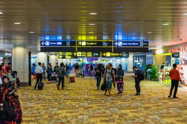 Singapur Changi Havalimanı'na gidiş salonu ziyaret edenler dolaşmak