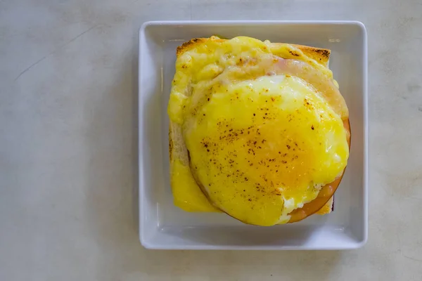 햄과 치즈 박제 프렌치 토스트 화이트 테이블 — 스톡 사진
