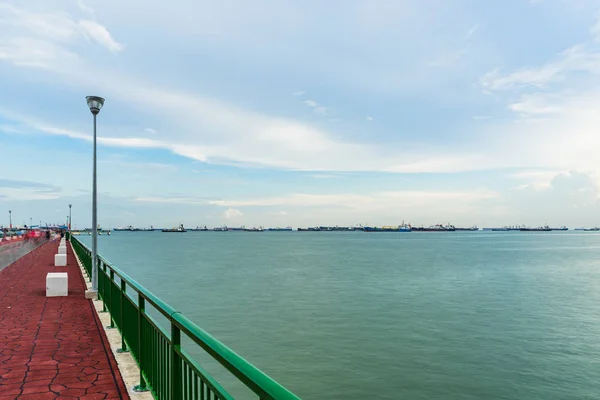 Vista de bajo ángulo de Bedok Jetty Singapur llegando al mar — Foto de Stock