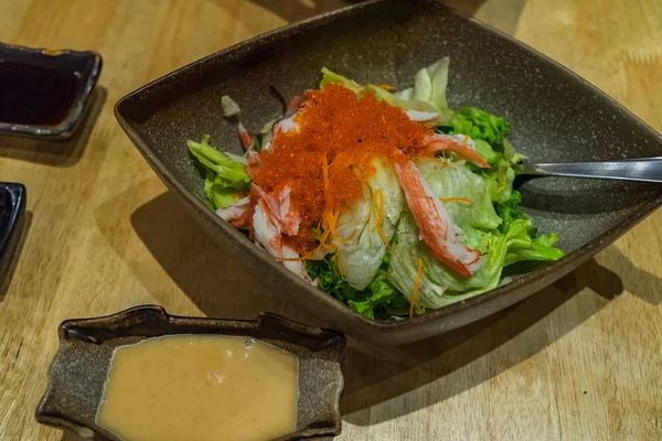 Salată japoneză cu morcov, salată verde de aisberg, castravete și crab — Fotografie, imagine de stoc