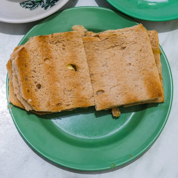 Singapur kahvaltı Kaya tost, kahve ekmek ve yarı haşlanmış yumurta