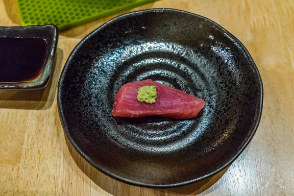 Japonês fresco crua frutos do mar Atum Sashimi em placa preta — Fotografia de Stock