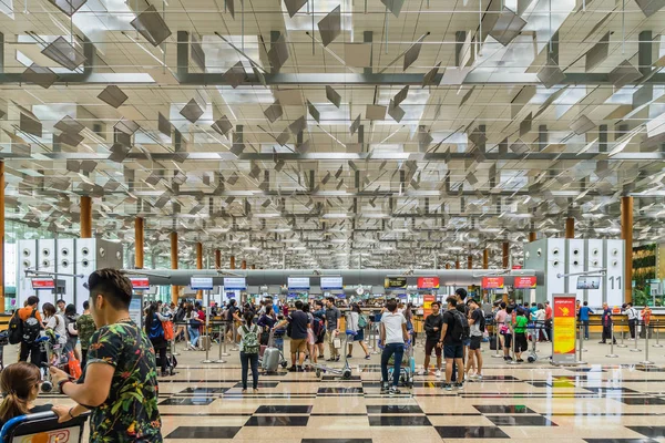 Singapur Changi Havalimanı'na gidiş salonu ziyaret edenler dolaşmak
