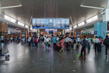 Kl Uluslararası Havaalanı Kalkış yönetim kurulu. Kalkış salonu Mala