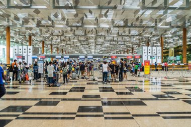 Singapur Changi Havalimanı'na gidiş salonu ziyaret edenler dolaşmak