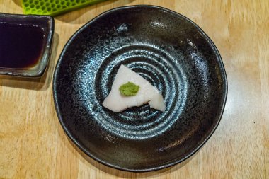 Japon taze çiğ balık kılıç balığı Sashimi siyah plaka
