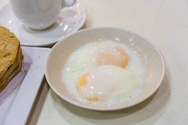 Singapur kahvaltı Kaya tost, kahve ekmek ve yarı haşlanmış yumurta