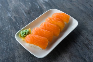 Taze Japon somon suşi beyaz tabak Wasabi ile