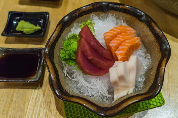 Cibo giapponese fresco affettato Sashimi set, Hirame Salmon e Tonno — Foto Stock