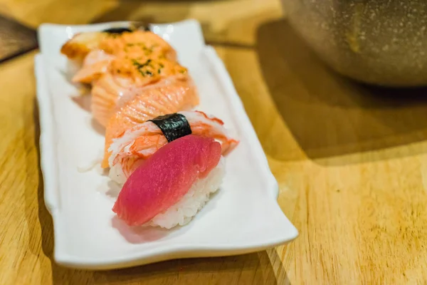 Set premium de sushi Hamachi, somon, toro pe placa de piatră albă — Fotografie, imagine de stoc