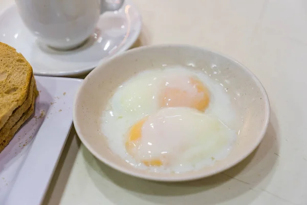 Cingapura Pequeno-almoço Kaya Torradas, Pão de café e ovo meio cozido — Fotografia de Stock