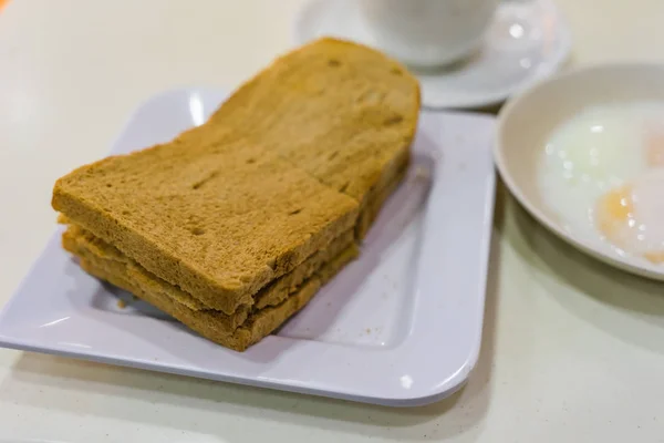 Singapur Desayuno Tostadas de Kaya, Pan de café y huevo medio cocido — Foto de Stock