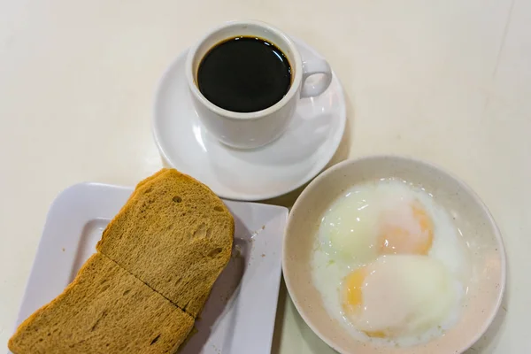 Singapore ontbijt Kaya Toast, Coffee brood en Half gekookt ei — Stockfoto