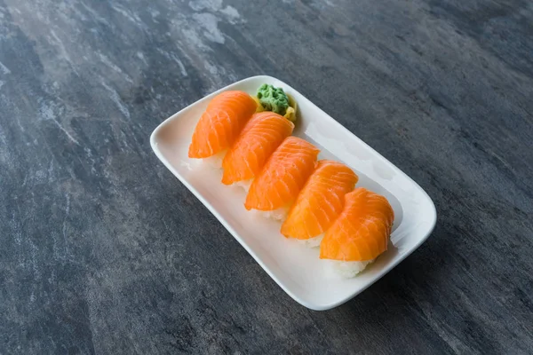 Taze Japon somon suşi beyaz tabak Wasabi ile