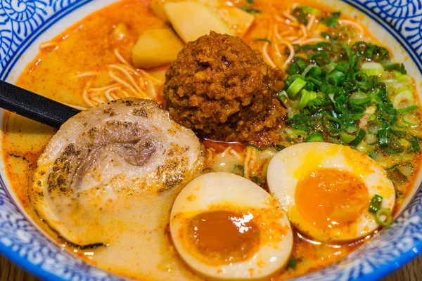 Ahşap backgrou Cha Shu domuz etinin ile baharatlı Ramen Japon Tamago