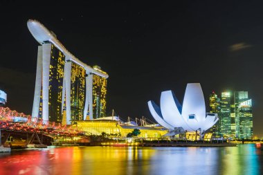 Marina Bay Sands Hotel gece sahne ışıklı aydınlatma ile