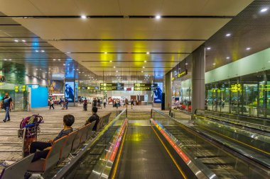 Singapur Changi Havalimanı'na gidiş salonu ziyaret edenler dolaşmak