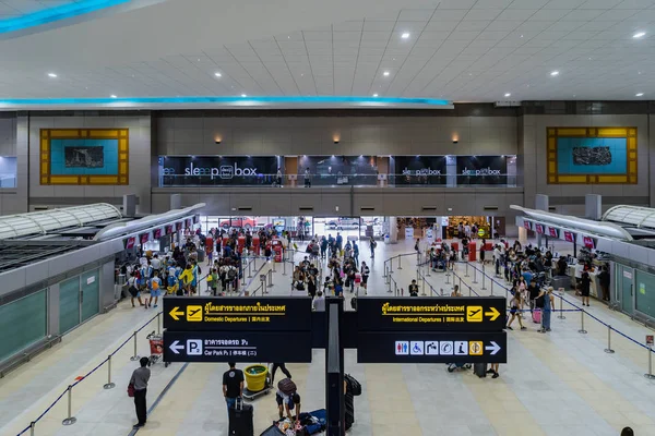 Visitors walk around Departure Hall in Don Muang International A — Stock Photo, Image