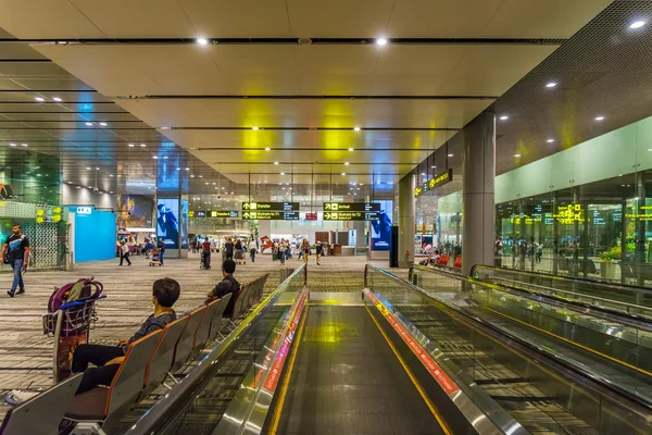 Singapur Changi Havalimanı'na gidiş salonu ziyaret edenler dolaşmak