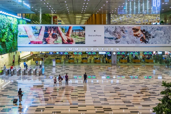 Changi hava alanında varış Hall Göçmenlik ziyaretçi dolaşmak