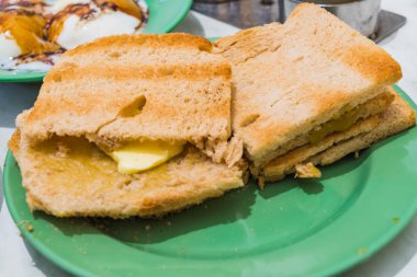 Singapur kahvaltı Kaya tost, kahve ekmek ve yarı haşlanmış yumurta