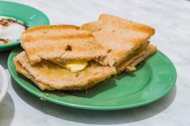 Singapur kahvaltı Kaya tost, kahve ekmek ve yarı haşlanmış yumurta