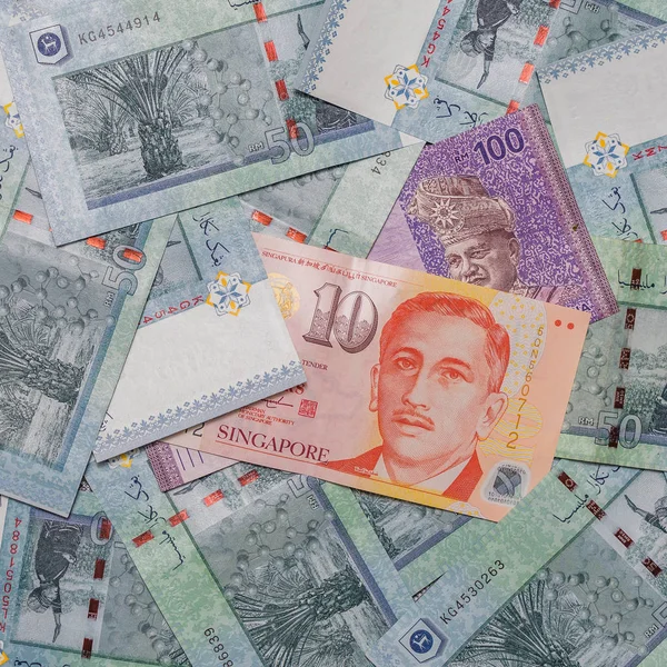 Dollaro di Singapore in cima alla valuta Ringgit malese sul backgro — Foto Stock