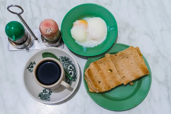 Singapour Petit déjeuner Kaya Toast, pain au café et oeuf demi-coque — Photo