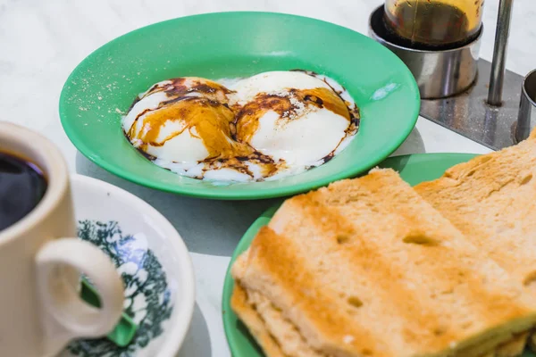 Singapore ontbijt Kaya Toast, Coffee brood en Half-gekookt ei — Stockfoto