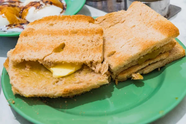 Singapur kahvaltı Kaya tost, kahve ekmek ve yarı haşlanmış yumurta