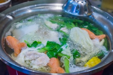Sukiyaki veya Shabu ve kaynar tencerede karışık sebze
