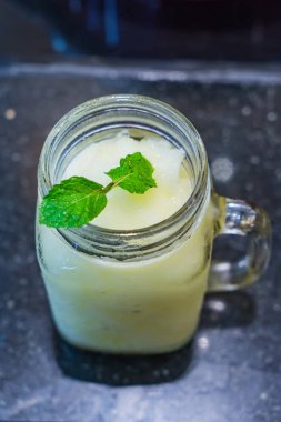 Cam limon kireç yaz içeceği nane tepesi ile harmanlanmış