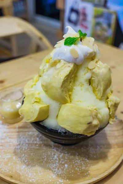 Yoğunlaştırılmış süt ile Bingsu Durian dondurma ile servis