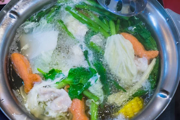 Sukiyaki veya Shabu ve kaynar tencerede karışık sebze