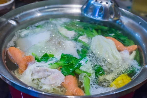 Сукияки или Шабу и смешанные овощи в кипящем котле — стоковое фото