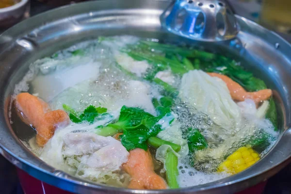 Sukiyaki veya Shabu ve kaynar tencerede karışık sebze