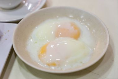 Singapur kahvaltı Kaya tost, kahve ekmek ve yarı haşlanmış yumurta