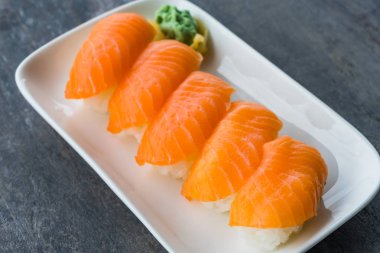 Taze Japon somon suşi beyaz tabak Wasabi ile