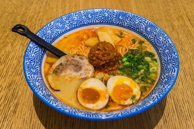 Ahşap backgrou Cha Shu domuz etinin ile baharatlı Ramen Japon Tamago