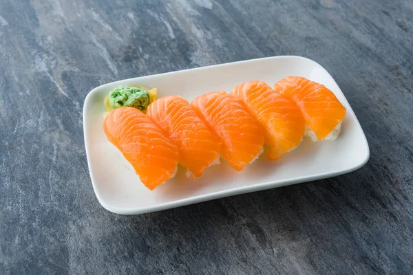 Taze Japon somon suşi beyaz tabak Wasabi ile