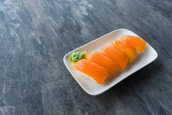 Sushi proaspăt de somon japonez în farfurie albă cu Wasabi — Fotografie, imagine de stoc