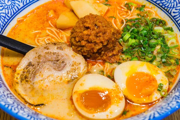 Tamago japonês picante Ramen com porco Cha Shu em backgrou de madeira — Fotografia de Stock