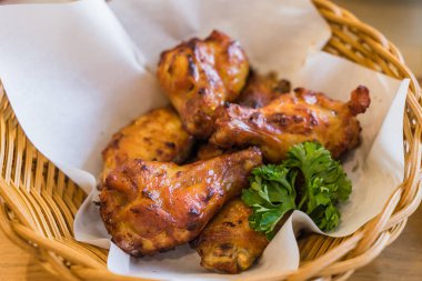 Tay tavuklar sıcak ve baharatlı sepette kızarmış