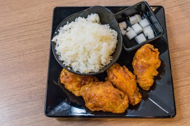 Korece soslu kızarmış tavuk sıcak ve baharatlı pilav ile servis