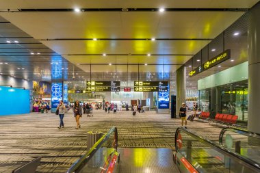 Singapur Changi Havalimanı'na gidiş salonu ziyaret edenler dolaşmak