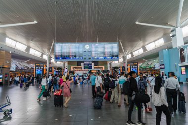 Kl Uluslararası Havaalanı Kalkış yönetim kurulu. Kalkış salonu Mala