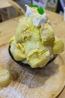 Yoğunlaştırılmış süt ile Bingsu Durian dondurma ile servis