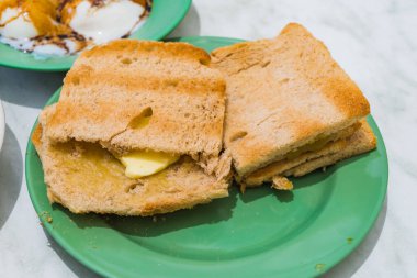 Singapur kahvaltı Kaya tost, kahve ekmek ve yarı haşlanmış yumurta